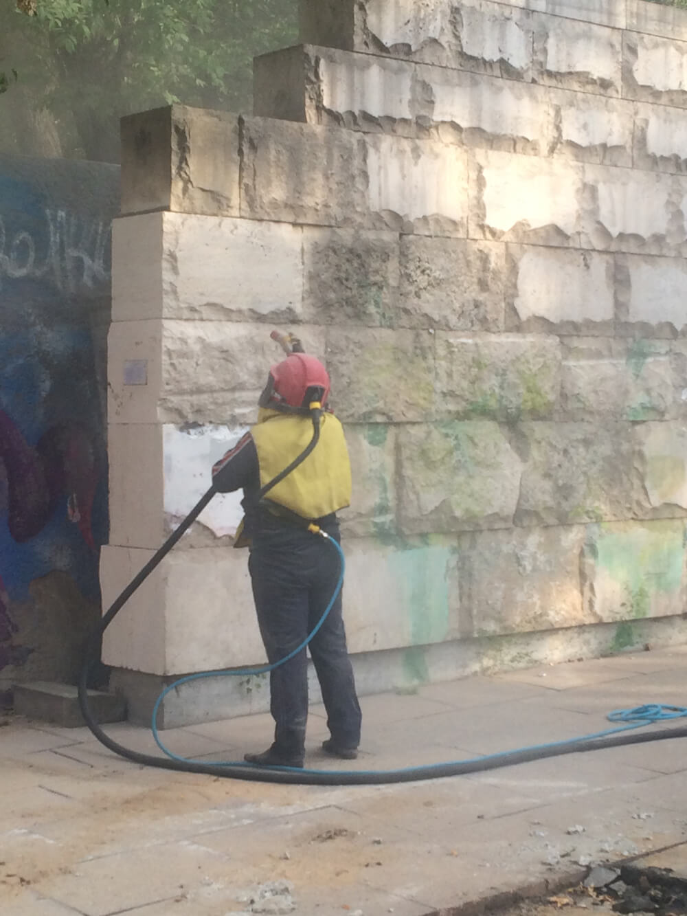 Пескоструйная очистка фасадов от граффити в Сергиевом-Посаде