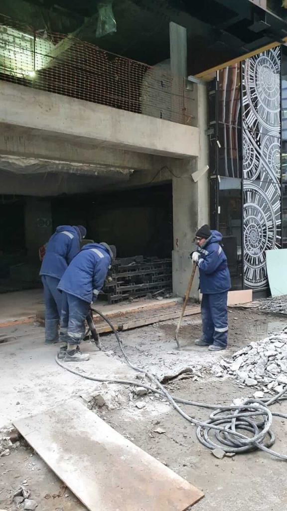 Демонтаж бетона у Москва Сити с компрессором Kaeser M 50 и бетоноломами БК-3